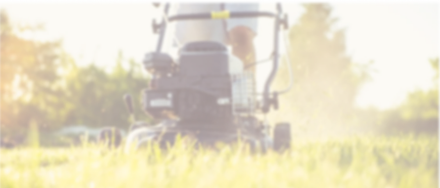 Zamazane zdjęcie koszenia trawy