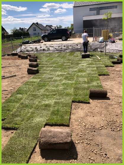 Prace kładzenia trawy